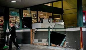 Hombre atropella a peatones frente a supermercado en California