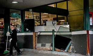 Hombre atropella a peatones frente a supermercado en California