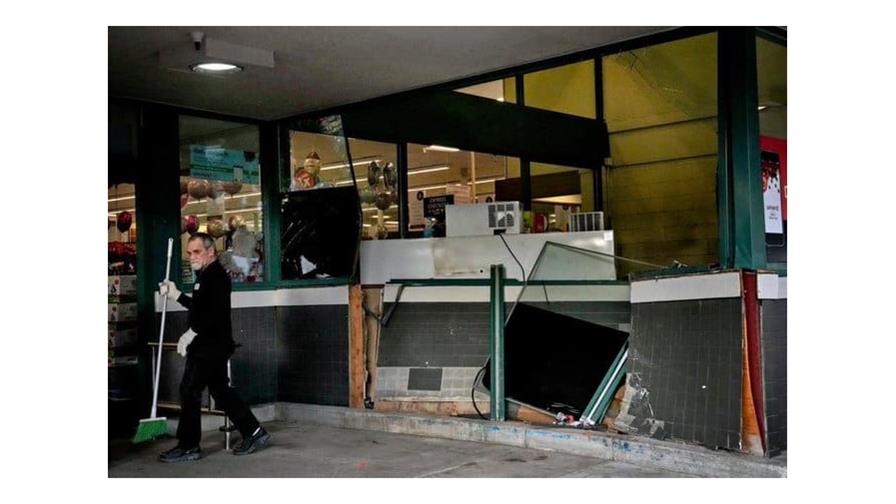 Hombre atropella a peatones frente a supermercado en California