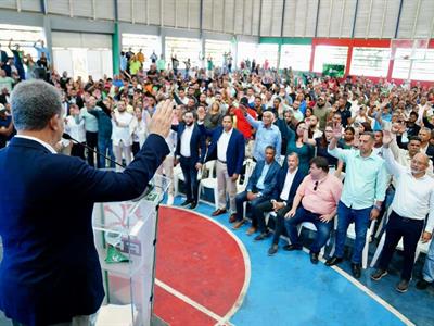 Leonel Fernández juramenta en Santiago a exdirigentes del PLD