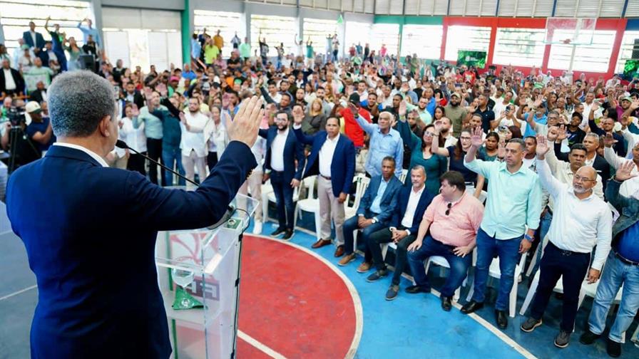 Leonel Fern&aacute;ndez juramenta en Santiago a exdirigentes del PLD que se integran a Fuerza del Pueblo