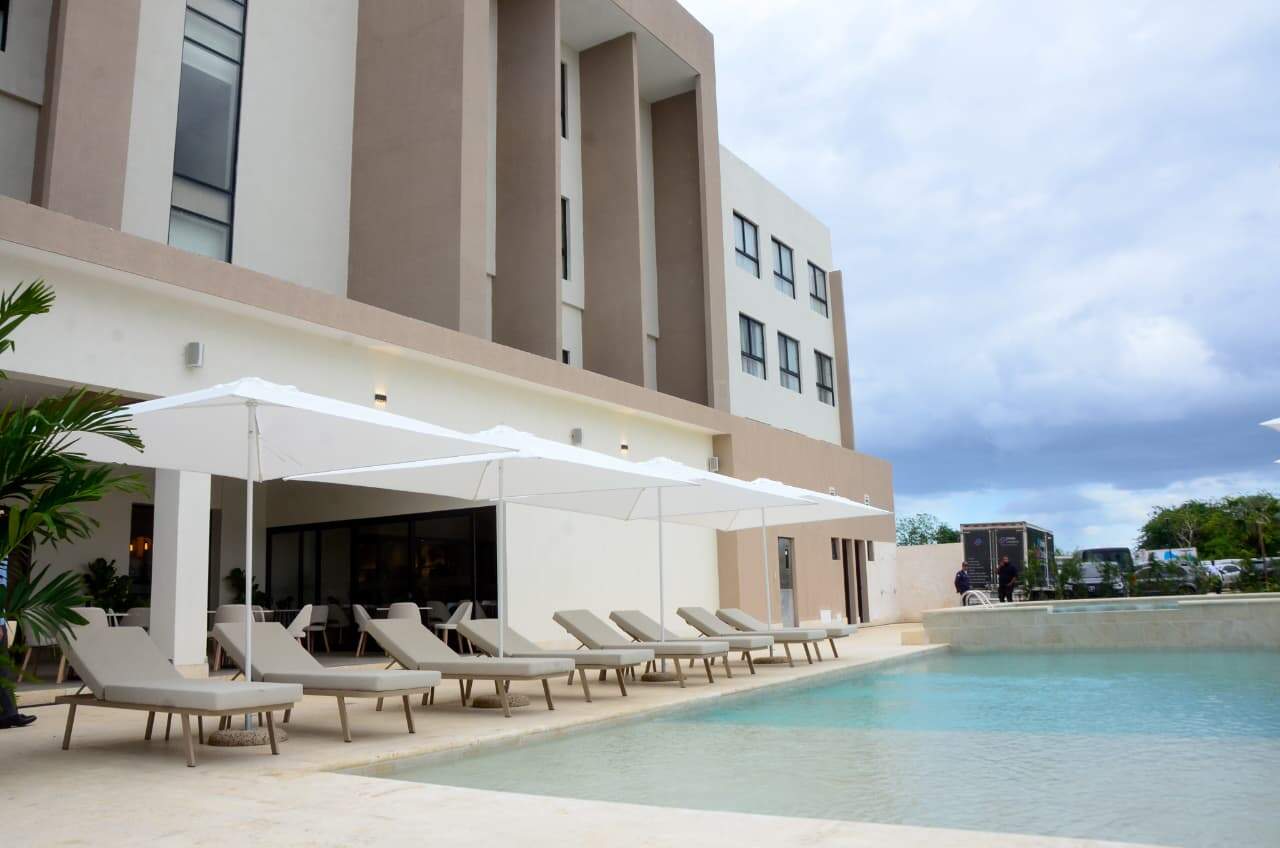 Espacios al aire libre del Holiday Inn Cofres&iacute;, que incluyen una piscina dise&ntilde;ada para el entretenimiento de los visitantes.