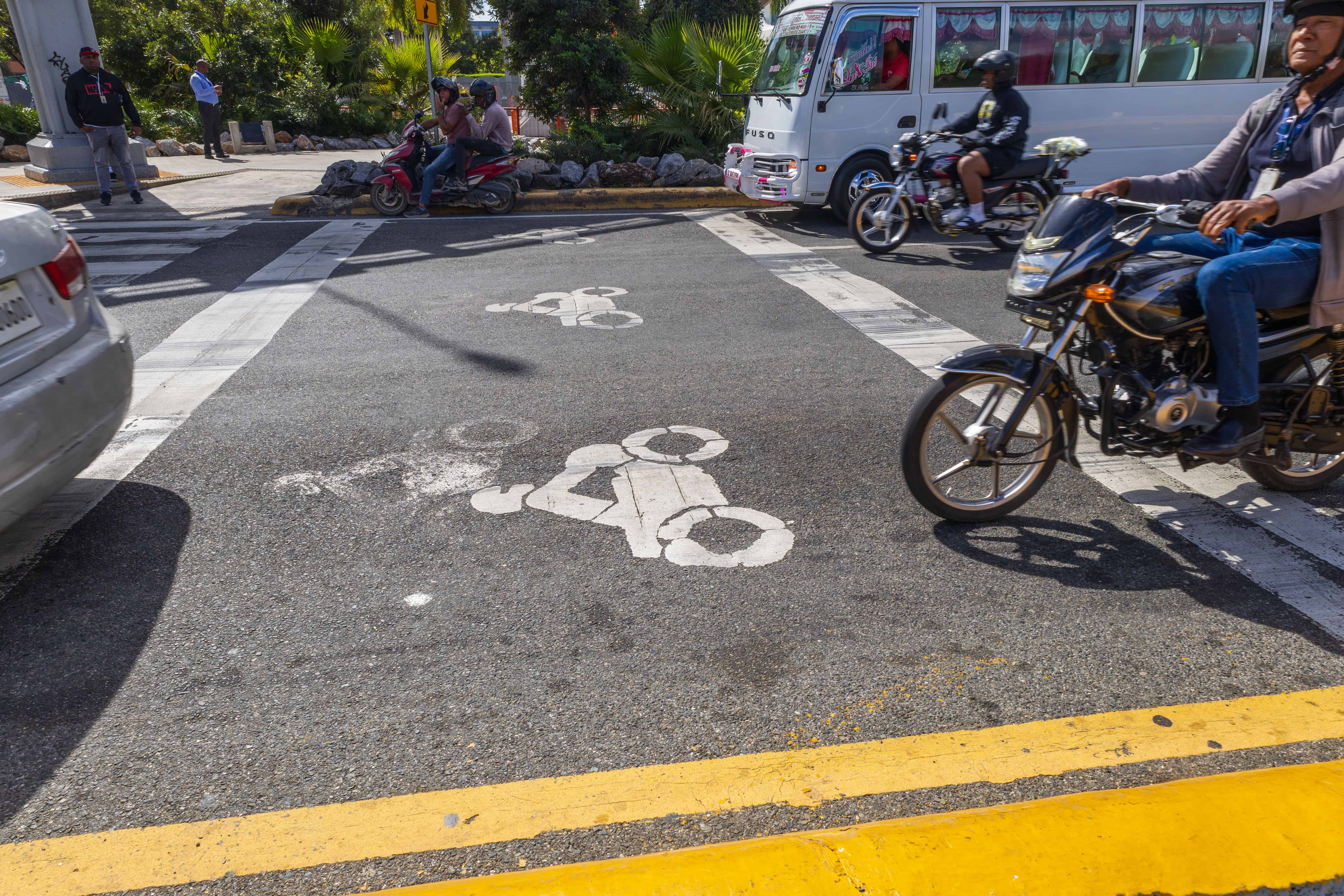 Hay se&ntilde;aletica exclusiva para motocicletas, pero algunos no la respetan