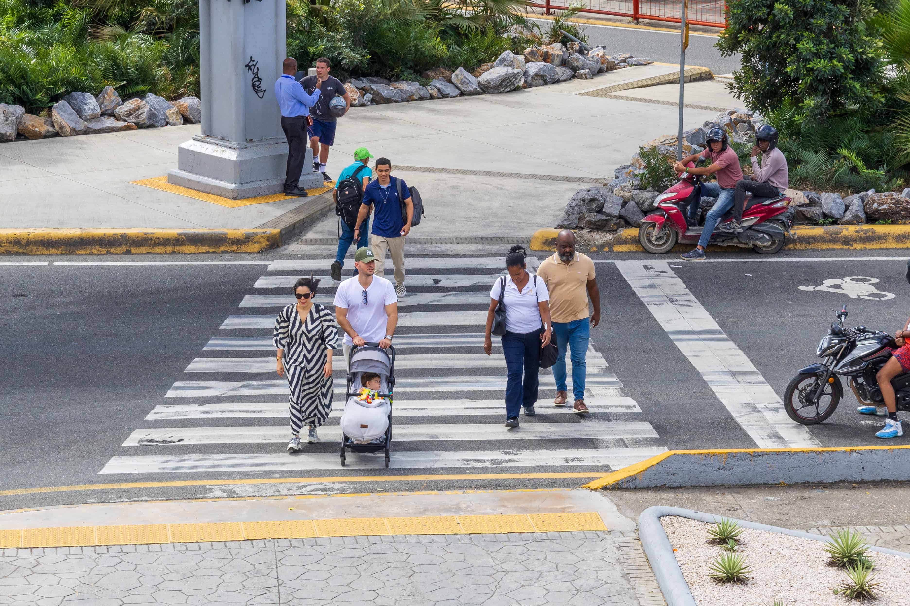 Cruce seguro por la 27&nbsp; de Febrero esquina M&aacute;ximo G&oacute;mez.