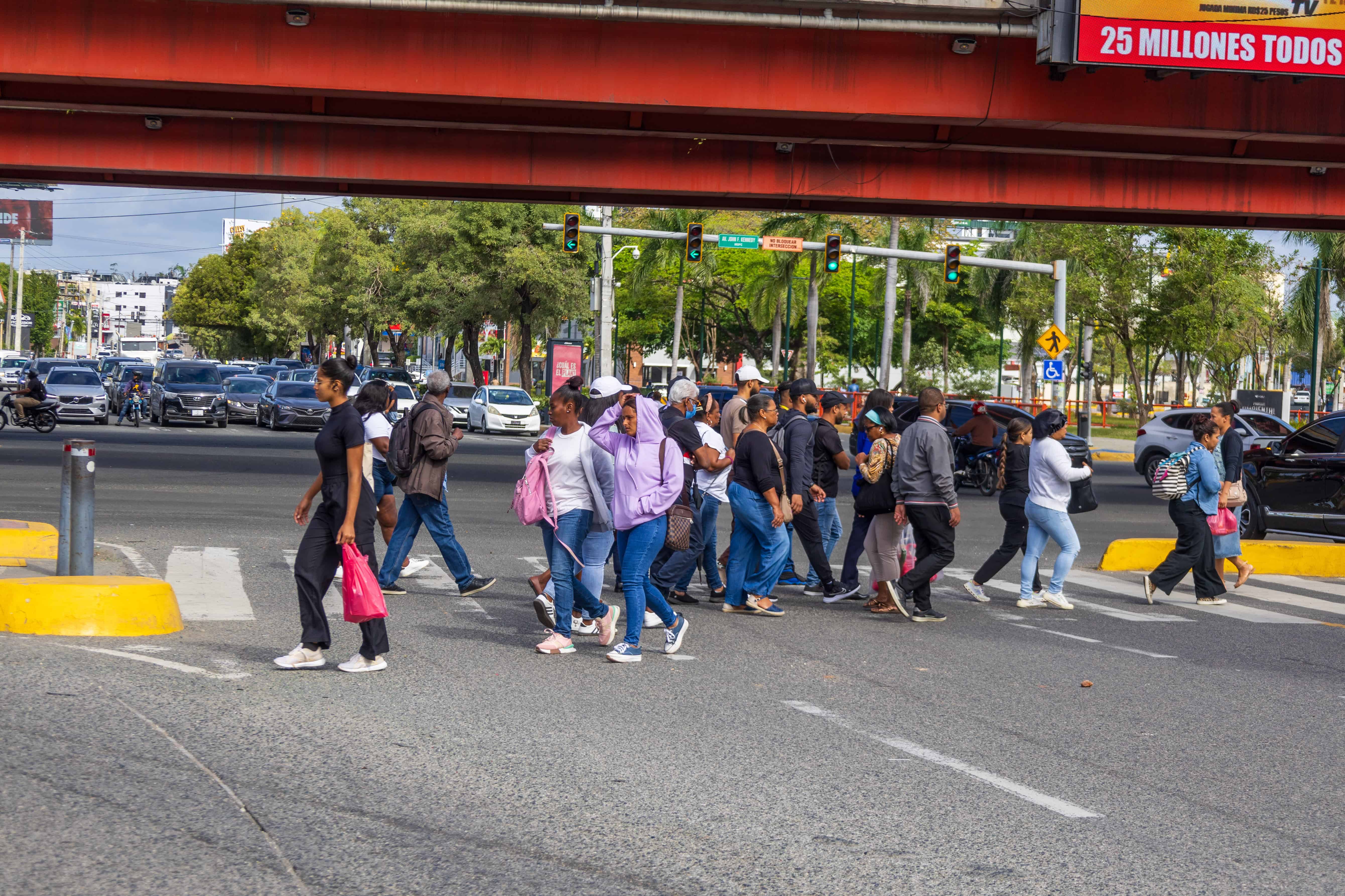 Peatones cruzan sin miedo y seguros por la Abraham Lincoln.