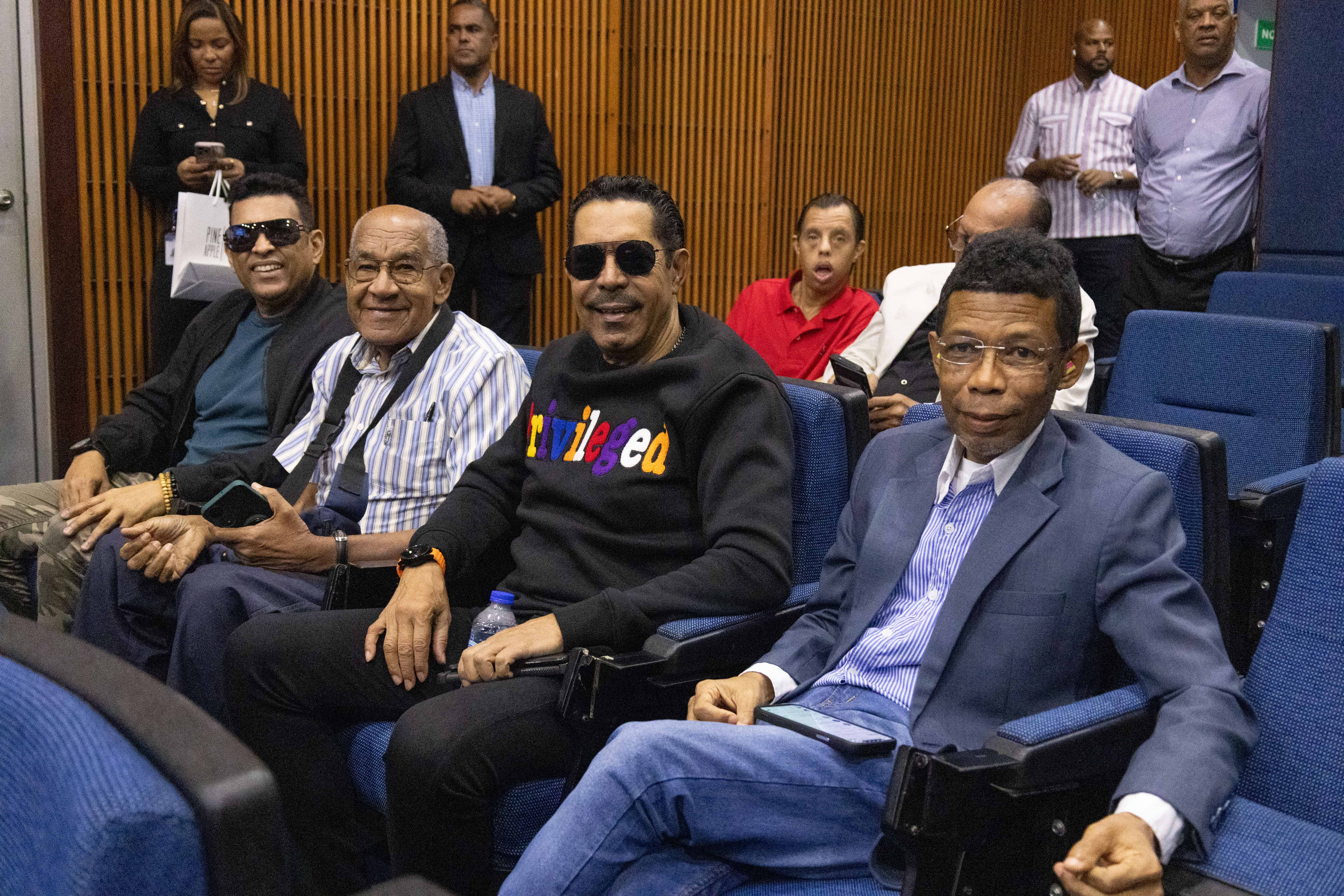 Los artistas Miguel Miguel, Tito Kenton junto a los maestros Crisp&iacute;n Fern&aacute;ndez y Juan Valdez.