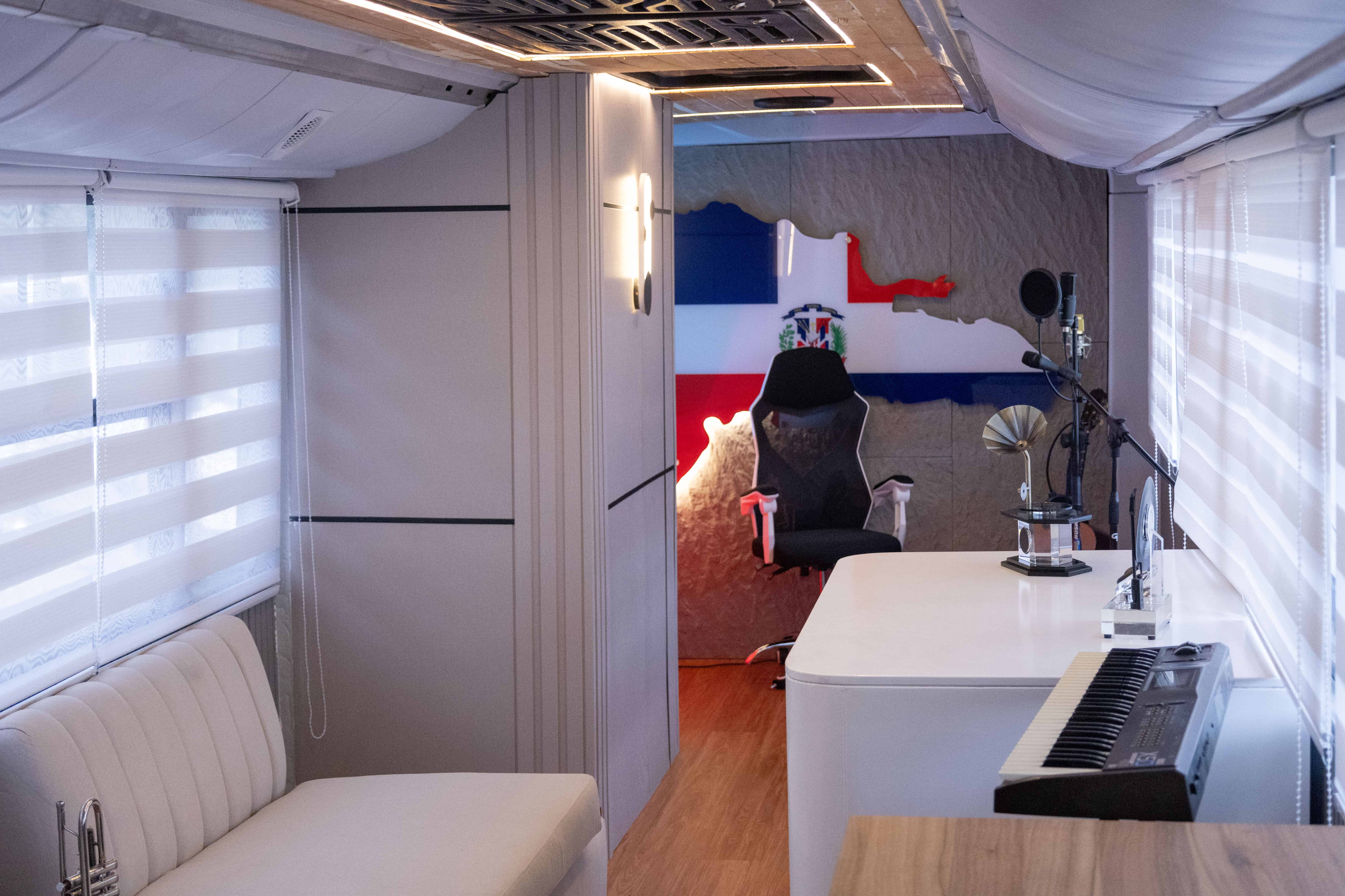 El estudio cuenta con todo el equipo para la grabaci&oacute;n de la m&uacute;sica dominicana.