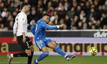 El Real Madrid sobrevive en Valencia y sigue a la caza del Barcelona