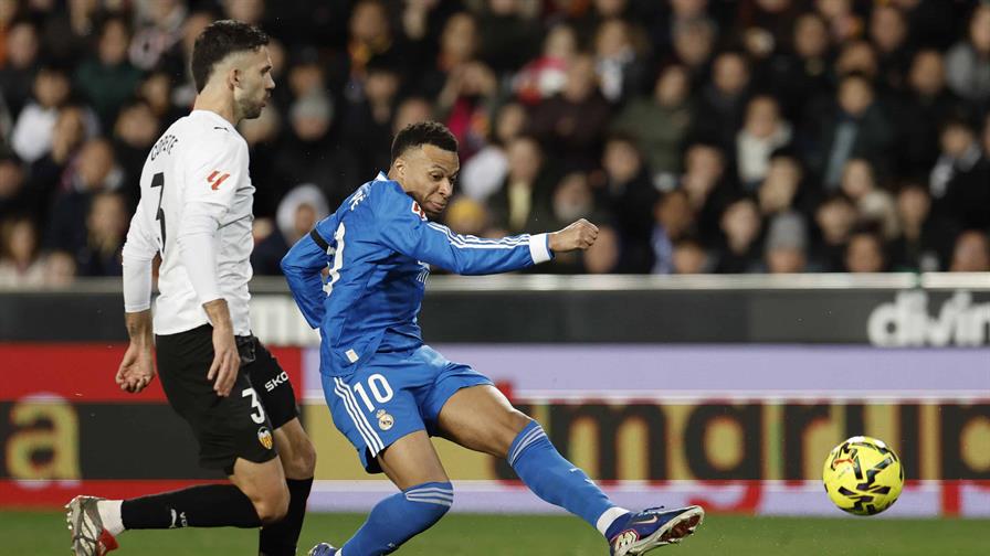 El Real Madrid sobrevive en Valencia y sigue a la caza del Barcelona