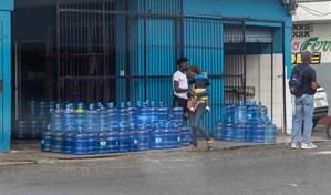 Comercios y veh&iacute;culos invaden aceras de Santo Domingo, poniendo en riesgo a peatones