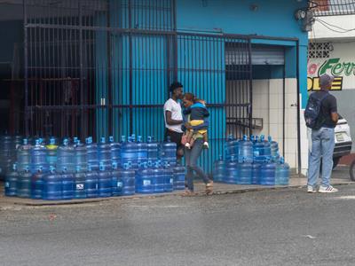 A pesar de la ley, la ocupación de aceras persiste en el GSD