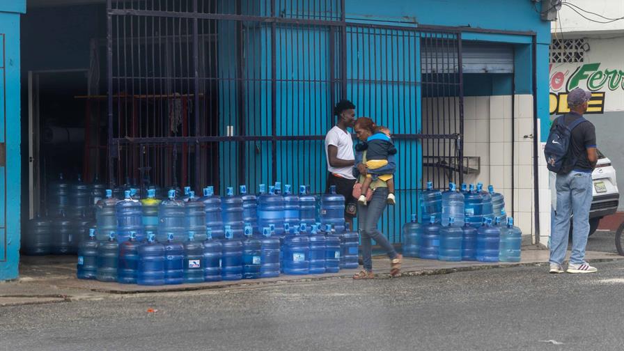 Comercios y veh&iacute;culos invaden aceras de Santo Domingo, poniendo en riesgo a peatones