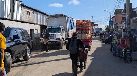 Autoridades y camioneros haitianos logran acuerdo tras tensi&oacute;n en la frontera de Dajab&oacute;n