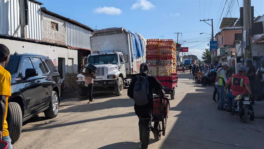 Autoridades y camioneros haitianos logran acuerdo tras tensi&oacute;n en la frontera de Dajab&oacute;n