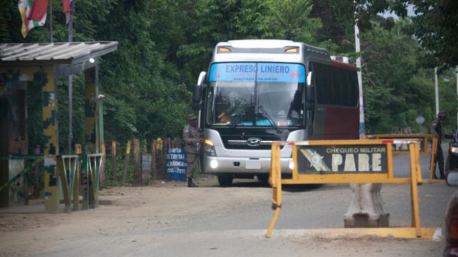 Transportistas denuncian paralizaci&oacute;n de unidades en operativo migratorio entre Santiago y Dajab&oacute;n