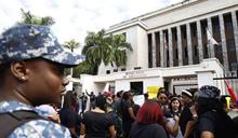 Empleados administrativos y de conserjer&iacute;a protestan por aumento salarial frente al Minerd