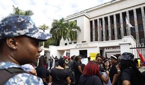 Empleados administrativos y de conserjer&iacute;a protestan por aumento salarial frente al Minerd