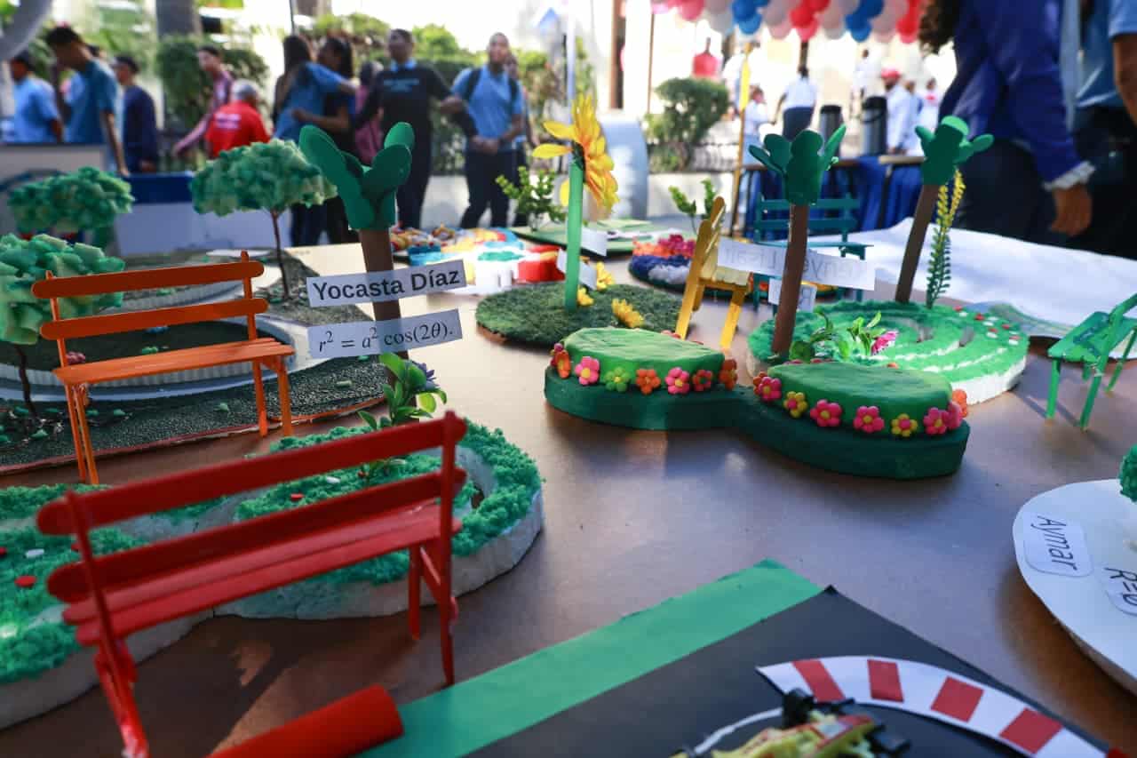 Durante la presentación, los niños hicieron exhibiciones de arte.