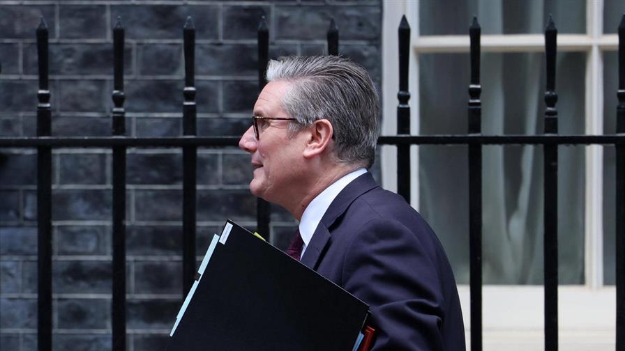 El primer ministro brit&aacute;nico descarta dimitir pese a esc&aacute;ndalo derivado del caso Epstein