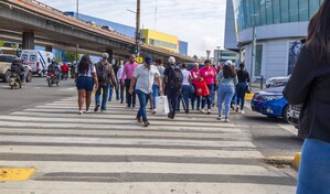 Peatones respetan los cruces de cebra, pero muchos conductores no