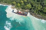 Barco carguero permanece encallado en la bahía de Luperón Barco carguero permanece encallado en la bahía de Luperón