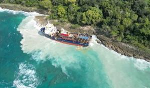 Barco carguero permanece encallado en la bah&iacute;a de Luper&oacute;n