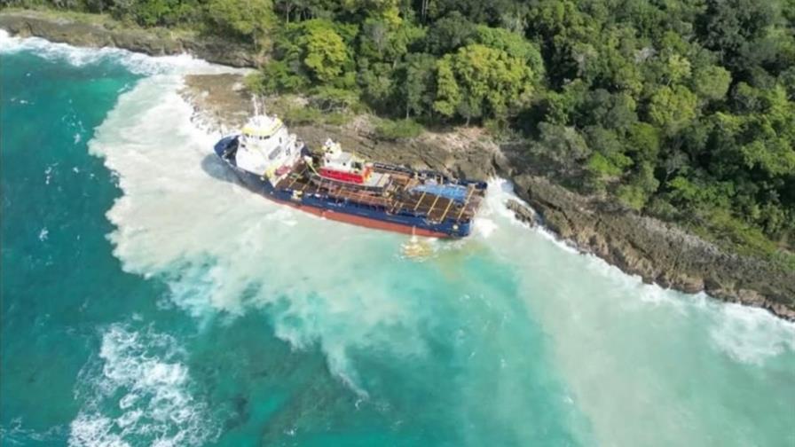 Barco carguero permanece encallado en la bah&iacute;a de Luper&oacute;n