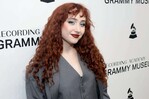 La cantante Chappell Roan deja su agencia tras aparición de su director en archivos de Epstein