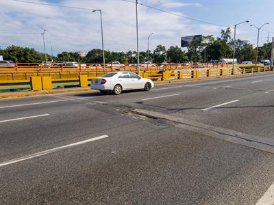 Juntas deterioradas en el puente Duarte reavivan tapones y riesgos