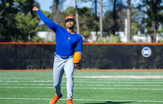 Freddy Peralta inicia su nueva etapa con los Mets