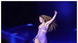 Shakira se cae en pleno concierto y todo queda captado en video