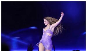 Shakira se cae en pleno concierto y todo queda captado en video