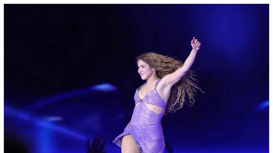 Shakira se cae en pleno concierto y todo queda captado en video