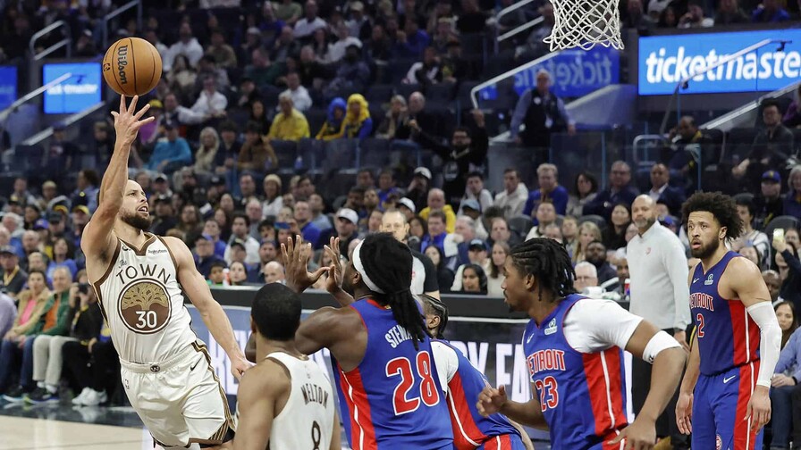 Stephen Curry anotó 29 puntos en su regreso pero falló el canasto para ganar frente a Houston