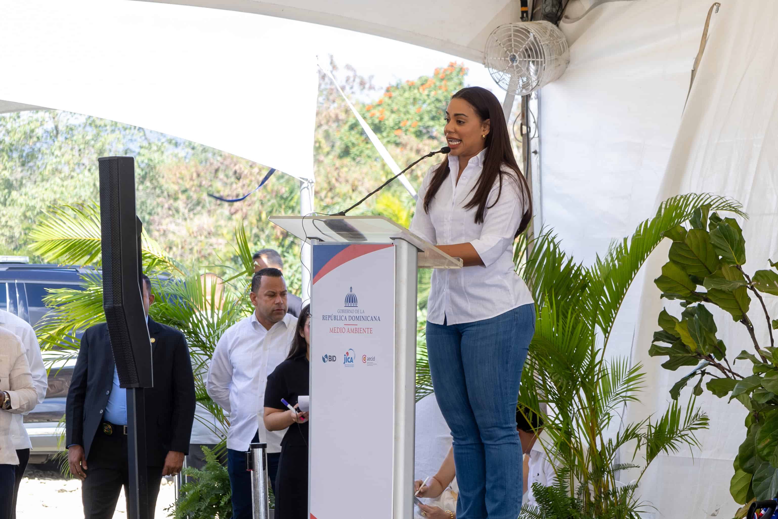 La alcaldesa Betty Ger&oacute;nimo habl&oacute; en el acto.