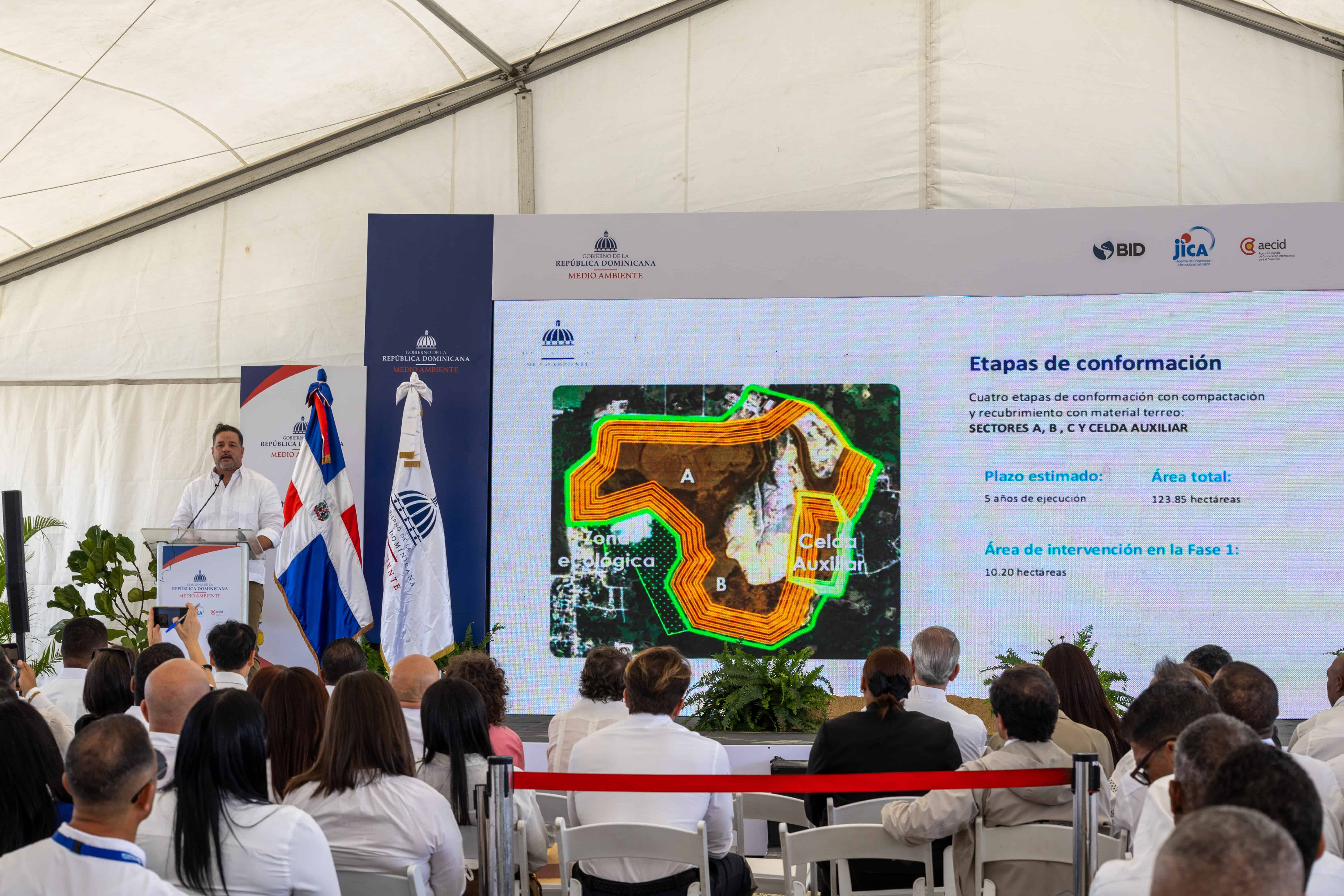 El ministro de Medio Ambiente, Pa&iacute;no Henriquez, dijo que la primera etapa estar&iacute;a lista en seis meses, pero el presidente dijo que en ocho. 