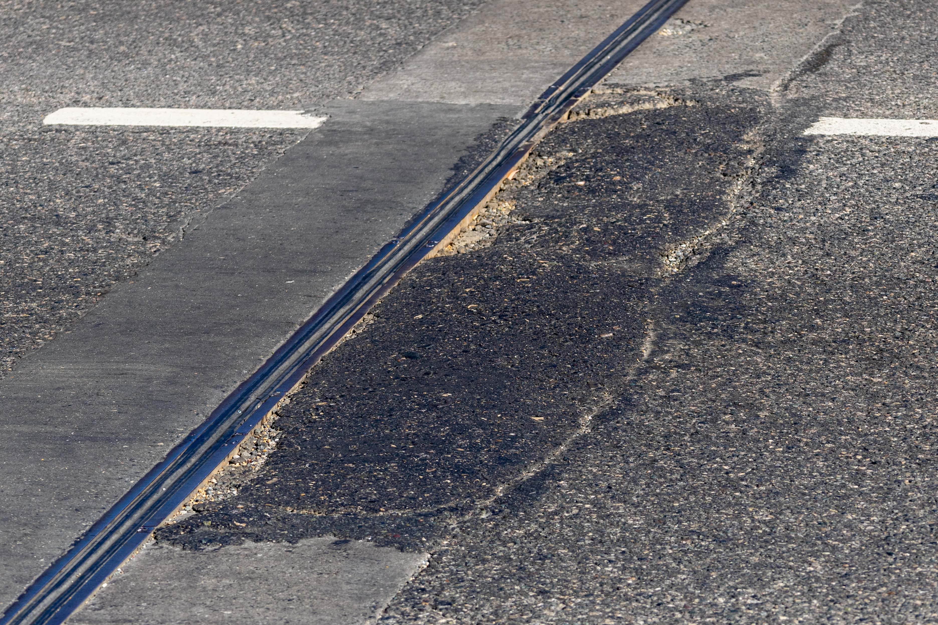 Conductores denuncian da&ntilde;os a sus veh&iacute;culos.