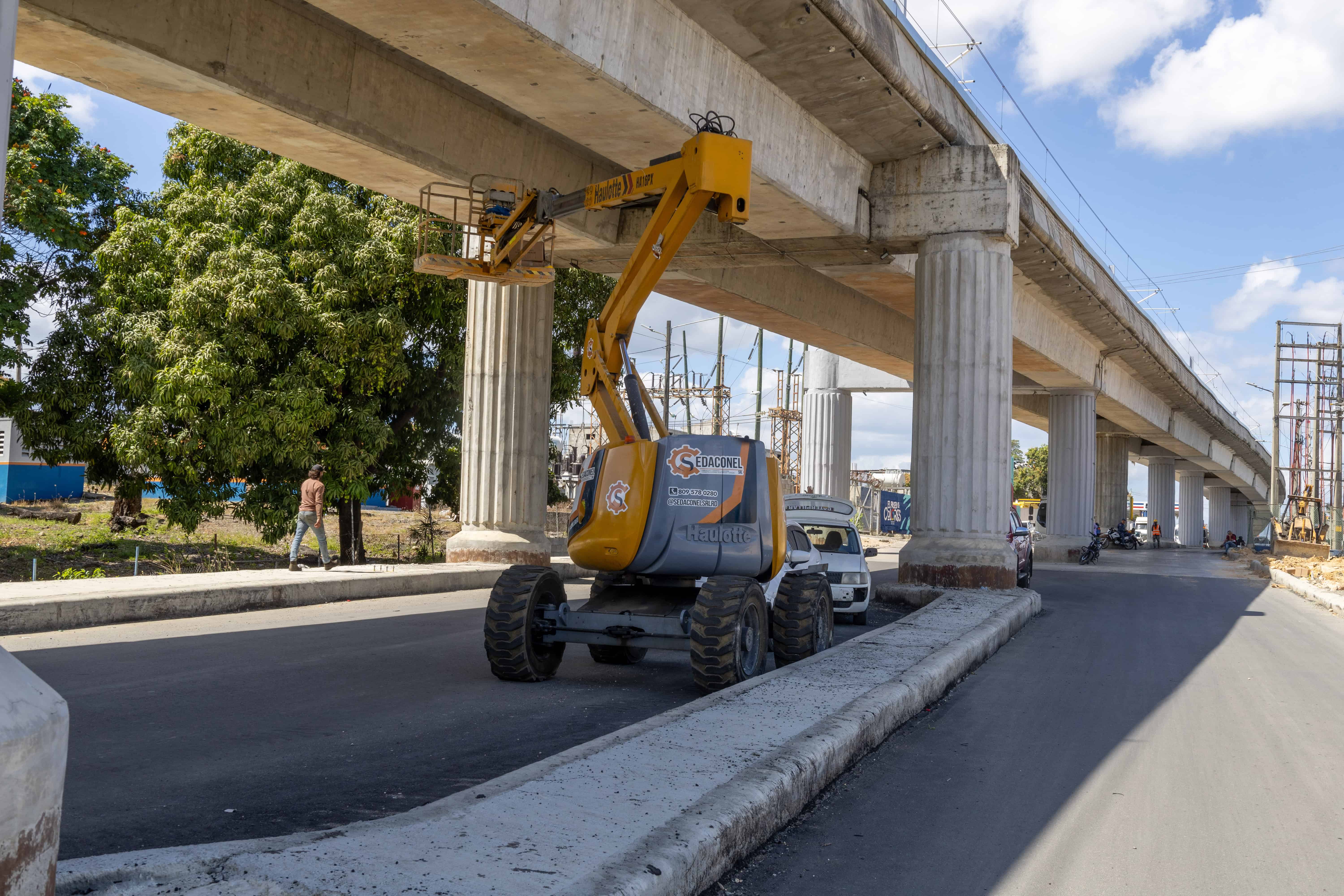 Realizan trabajos debajo del viaducto.