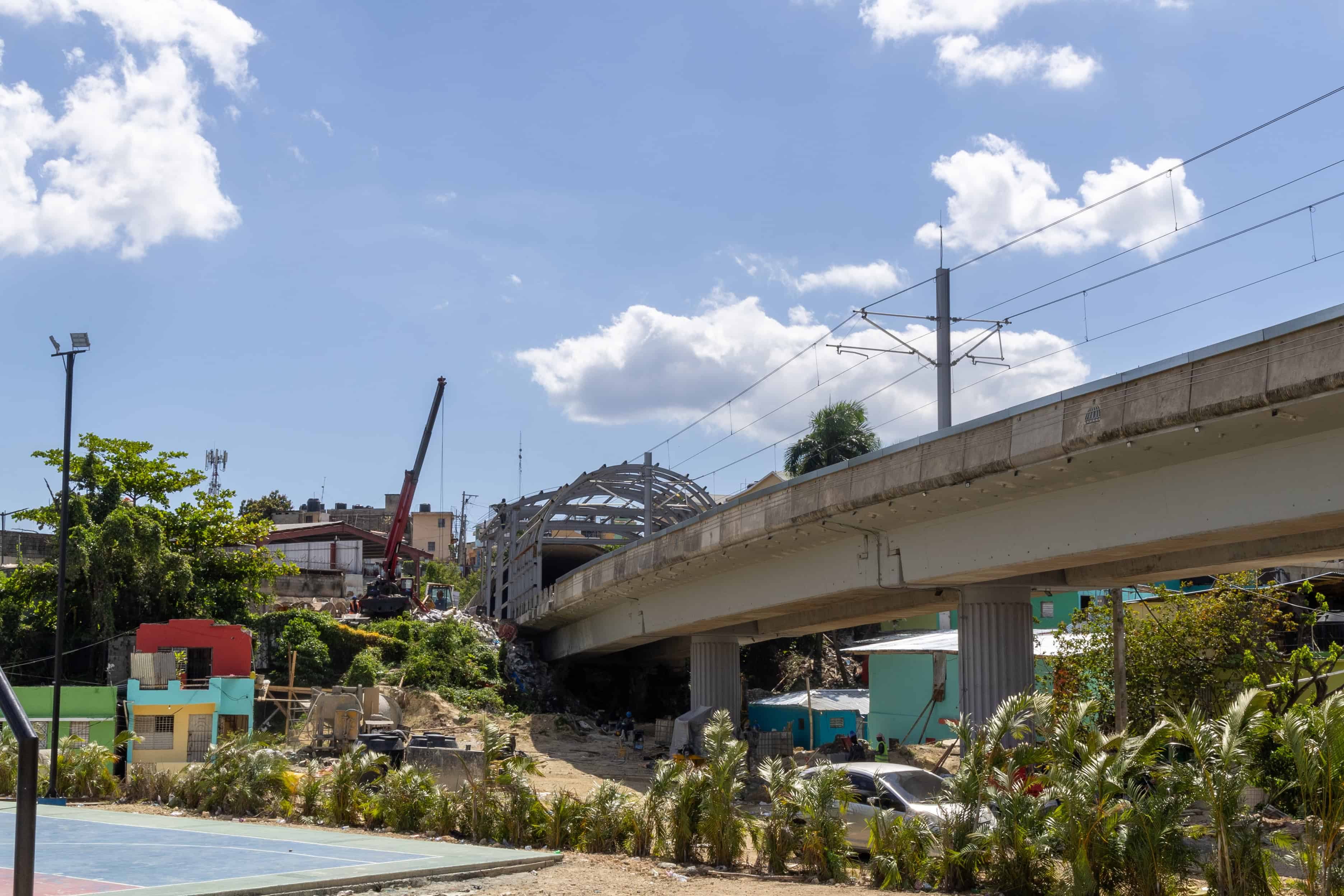 Entrada del t&uacute;nel que une la parte elevada con la estaci&oacute;n Mar&iacute;a Montez.