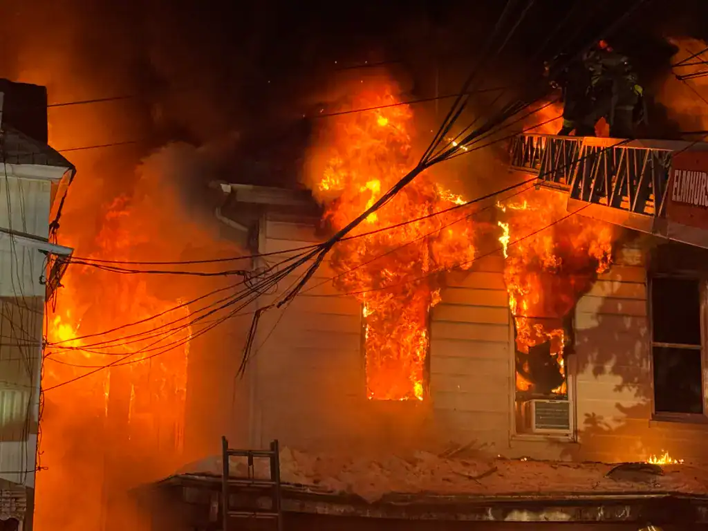 Incendio de 4 alarmas en Queens, Nueva York.