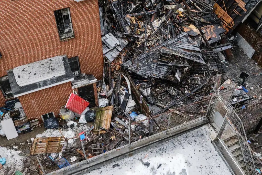 Restos del edificio donde se reportó el incendio de 4 alarmas en Queens, Nueva York.