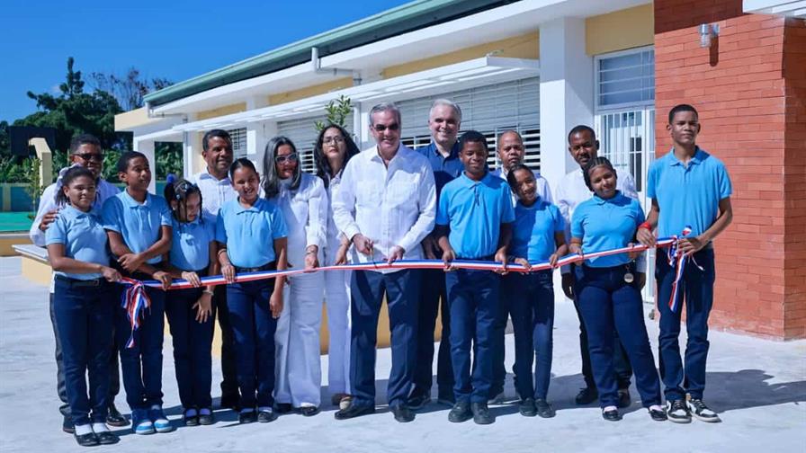 Azua recibe 70 nuevas aulas en un d&iacute;a con la inauguraci&oacute;n de tres centros educativos