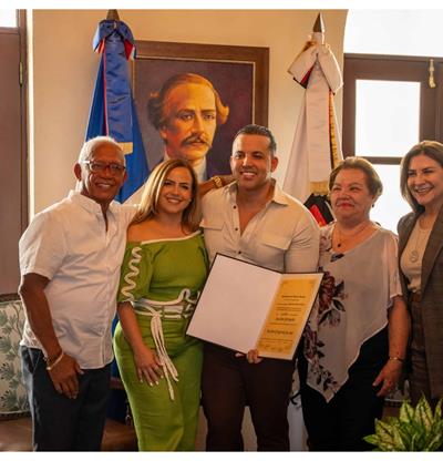 Ayuntamiento del Distrito Nacional declara Mun&iacute;cipe Distinguido al merenguero t&iacute;pico El Blachy