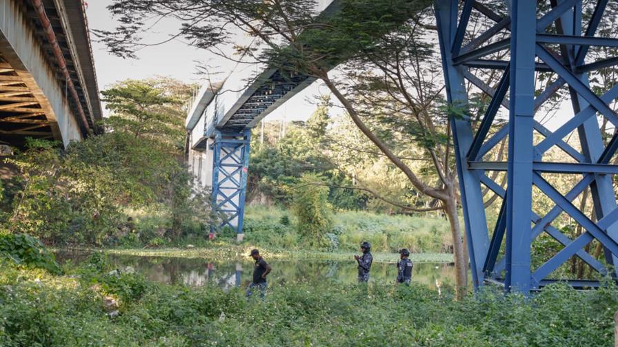 Suspenden b&uacute;squeda de motorista que cay&oacute; al r&iacute;o Isabela por condici&oacute;n del afluente