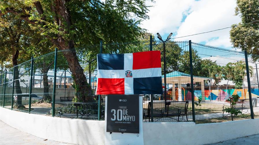 Carolina Mej&iacute;a coloca la bandera nacional en parques por el Mes de la Patria