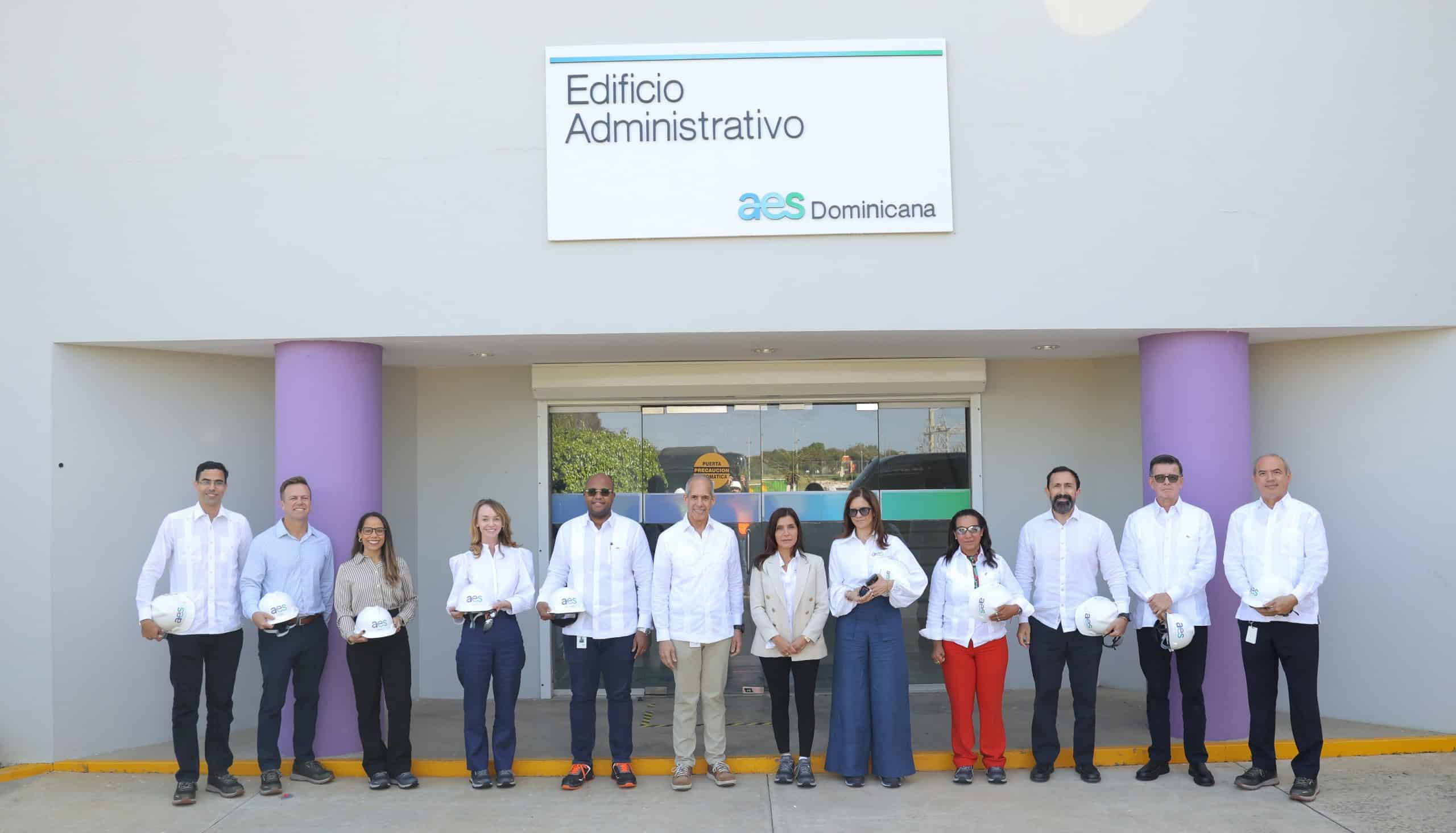 La embajadora de Estados Unidos en RD visita AES Dominicana