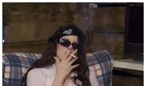 Organizaci&oacute;n Nofumadores de Espa&ntilde;a denuncia a Rosal&iacute;a y a Soy una Pringada por fumar en p&oacute;dcast