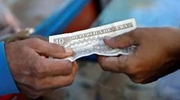 El peso cubano cae en el mercado informal hasta los 500 por d&oacute;lar, un m&iacute;nimo hist&oacute;rico