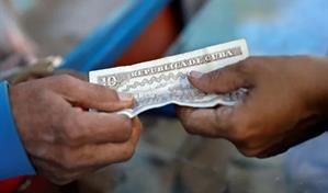 El peso cubano cae en el mercado informal hasta los 500 por dólar, un mínimo histórico