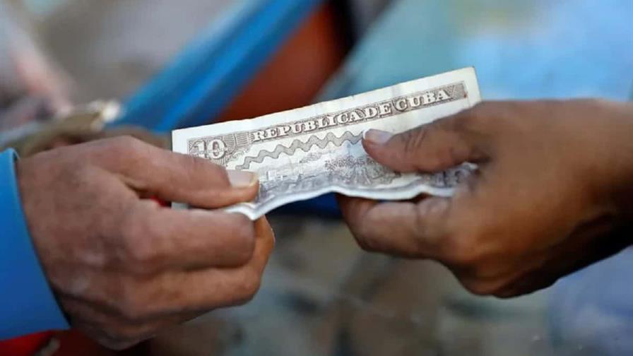 El peso cubano cae en el mercado informal hasta los 500 por dólar, un mínimo histórico